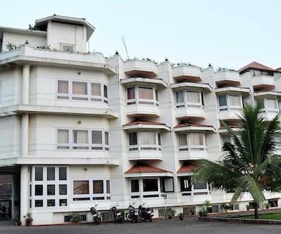 https://imgcld.yatra.com/ytimages/image/upload/t_hotel_yatra_city_desktop/v1431169915/Domestic Hotels/Hotels_Kannur/Mascot Beach Resort/EXTERIOR VIEW3.jpg